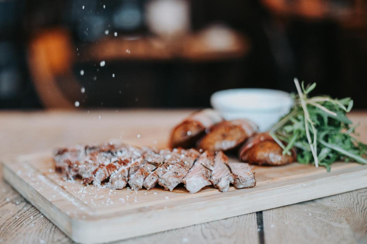 Dubno Eat & Sleep Hotel Nova Dubnica ภายนอก รูปภาพ
