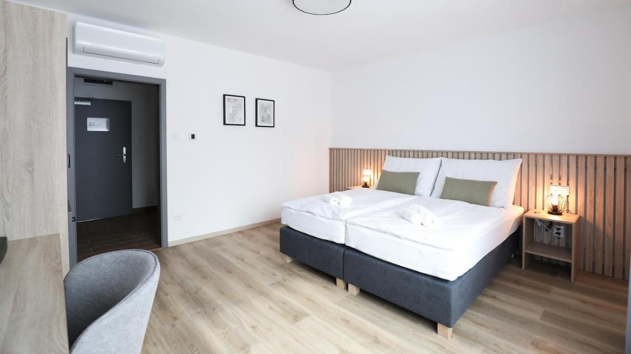 Dubno Eat & Sleep Hotel Nova Dubnica ภายนอก รูปภาพ